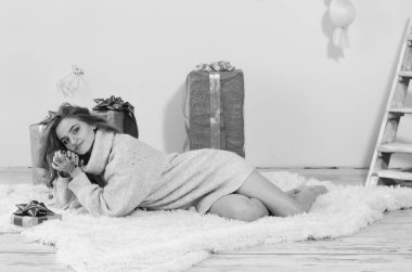 Noel evde bekleyen genç güzel kadın