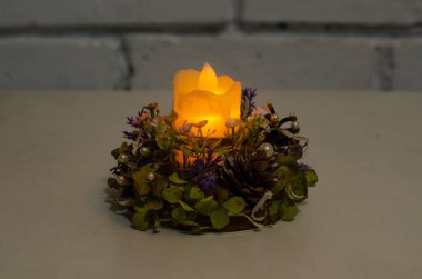 Noel kompozisyonu. Kış dönemi. Noel çelengi. El yapımı tatil çelengi.