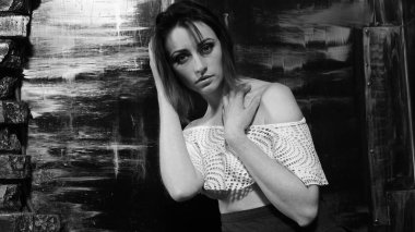 Güzel ıslak büyük göğüslü kız karanlık bir arka plan üzerinde siyah mayo giyiyor. Düşen yağmur damlaları ve sanatsal doğal duman. Reklam, ticari tasarım. Uzay kopyalayın. Karışık Asya-Kafkas yarış.