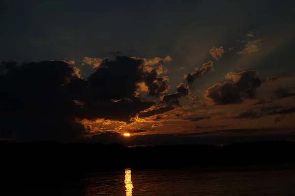 Gün Batımının Resimsel Görüntüsü Gölün Ayna Yüzeyine Yansıyor — Stok fotoğraf