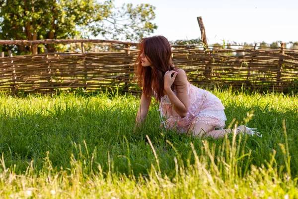 Attraktive Junge Frau Posiert Auf Dem Land Vor Der Kamera — Stockfoto