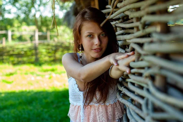 Attraktive Junge Frau Posiert Auf Dem Land Vor Der Kamera — Stockfoto