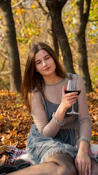 Młoda Piękna Kobieta Szklanką Wina Parku Jesienią — Zdjęcie stockowe