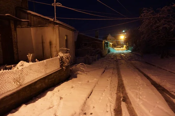 Sneeuwrijke winterstad in de nacht. — Stockfoto