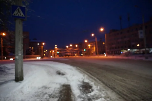 Sněžné zimní město v noci. — Stock fotografie