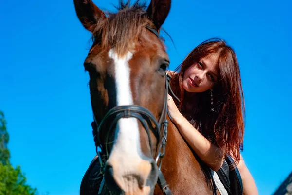 Attrayant Jeune Femme Posant Caméra Dans Campagne Assis Sur Cheval — Photo