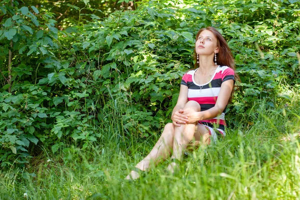 Attraktive Junge Frau Posiert Auf Dem Land Vor Der Kamera — Stockfoto