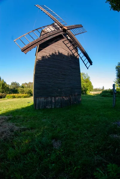 Starý Dřevěný Větrný Mlýn Venkově — Stock fotografie