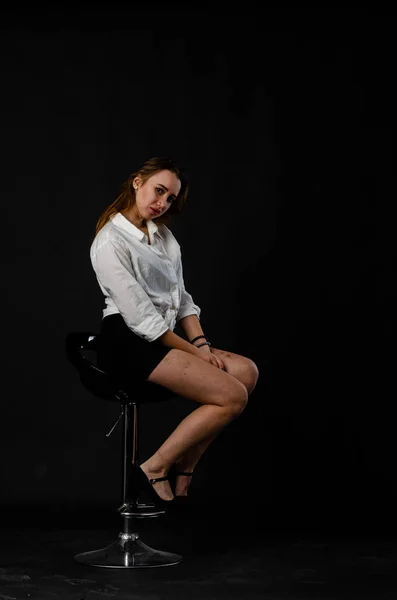 Mooie Vrouw Zwart Rok Poseren Studio Geïsoleerd Een Donkere Achtergrond — Stockfoto