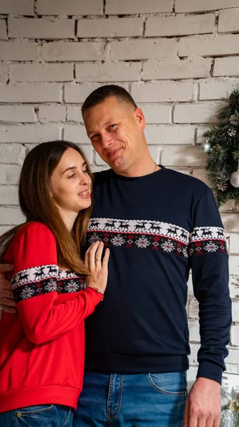 Young Couple Love Brick Wall — стоковое фото