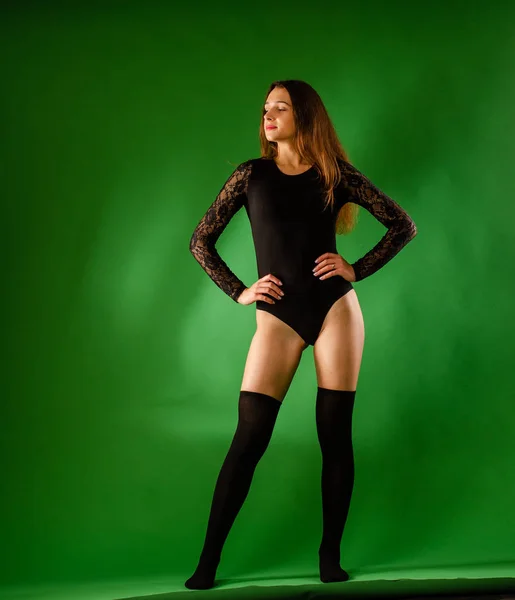 Lány fekete test ruha zöld háttér — Stock Fotó