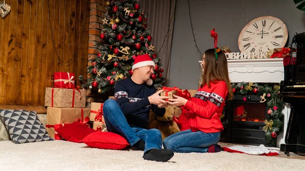 Szczęśliwa Para Prezentów Świątecznych Tle Kominka — Zdjęcie stockowe
