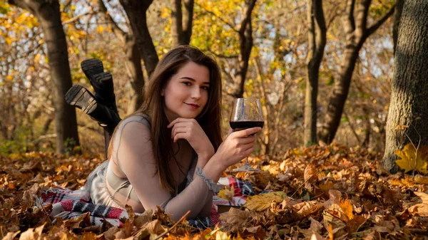 Молодая Красивая Женщина Бокалом Вина Парке Осенью — стоковое фото