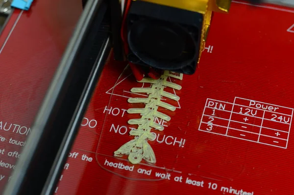 3D принтер печатает красную форму — стоковое фото