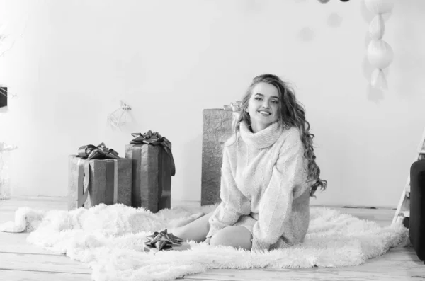 Junge schöne Frau wartet Weihnachten zu Hause — Stockfoto