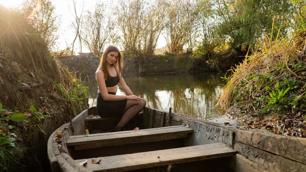 木製ボートの上の秋の公園の美しい少女 — ストック写真