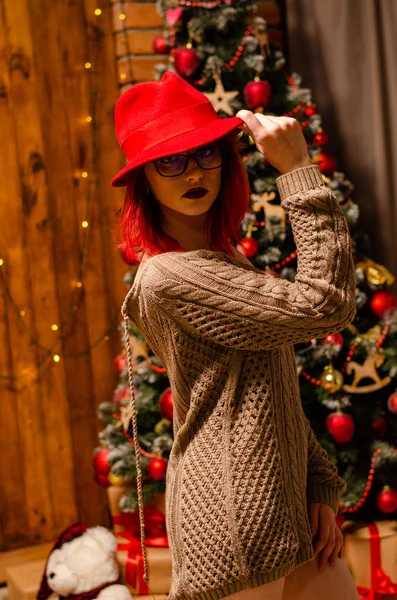 Une jeune belle fille tenant une coupe de champagne et une bouteille d'elle lors d'une séance photo du Nouvel An en studio. Le concept du Nouvel An — Photo