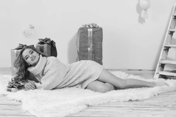 Jovem bela mulher esperando natal em casa — Fotografia de Stock