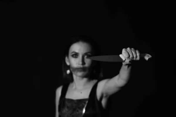Υπέροχη Κοκκινομάλλα Γυναίκα Ματωμένο Μαχαίρι Στο Χέρι Της Κοντινό Πλάνο — Φωτογραφία Αρχείου