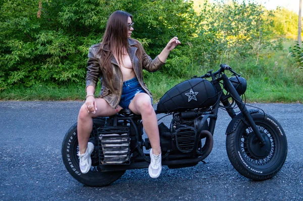 Joven Sexy Mujer Motocicleta Camino —  Fotos de Stock