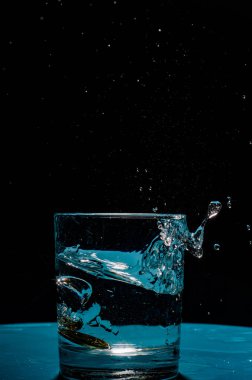 Yazın rengarenk suları. Taze meyve ve biraz su. Fotoğraf bir bardak suya atılmış bir dilim yeşil elma gösteriyor. Serin içecek serinleticileri