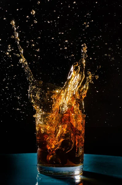 Rottura Vetro Con Frammenti Esplosione Bicchiere Fondo Nero Con Liquido — Foto Stock