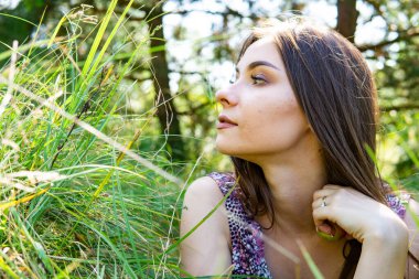 Parktaki güzel bir genç kadının portresi. 