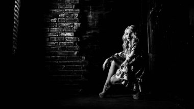 Stüdyoda siyah iç çamaşırlı güzel bir kadın poz veriyor.