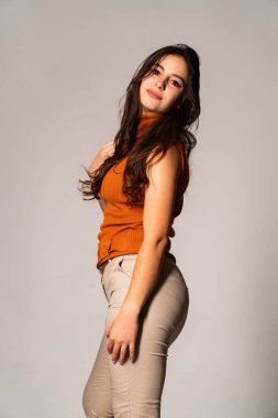 kadın Güzellik Portresi. beyaz izole kadın yüzü yukarı kapatın. uzun saçlı güzel kız.