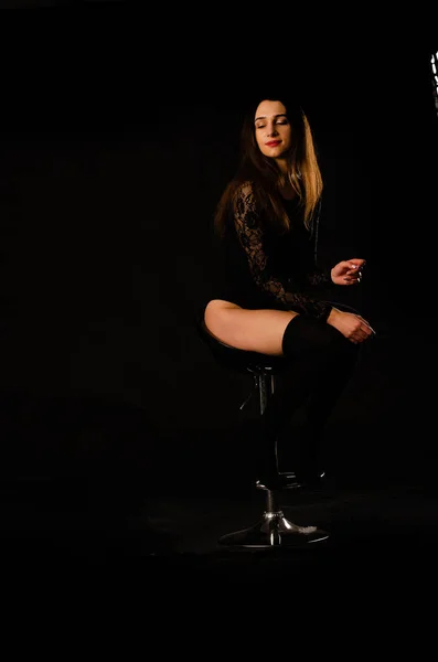 Jovem Mulher Bodysuit Preto Posando Fundo Escuro Cabelo Preto Uma — Fotografia de Stock