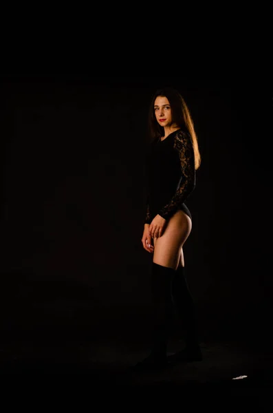 Jovem Mulher Bodysuit Preto Posando Fundo Escuro Cabelo Preto Uma — Fotografia de Stock