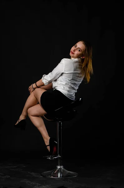 Beautiful Young Woman Posing Dark Background — Stock fotografie