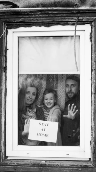 Lettering Stay Home Campaña Segura Una Familia Europea Feliz Permaneció — Foto de Stock