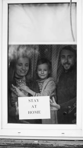 让我们安全呆在家里 一个快乐的欧洲人家庭仍然处于自我隔离状态 大流行性大肠癌眼镜蛇19负责任的决策 讯息海报预防措施 — 图库照片