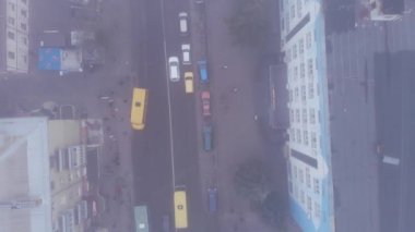 Sisli bir sabahta şehir trafiğinin hava görüntüsü.