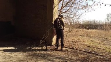 Bir adamın açık havada bir kızın fotoğrafını çekerken çekilmiş görüntüler. 