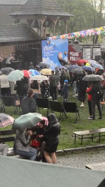 Yağmurlu günlerde konserin görüntüleri 