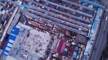 Güneşli bir günde sanayi bölgesinin havadan görüntüsü.