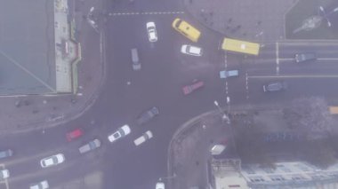 Sisli bir sabahta şehir trafiğinin hava görüntüsü.