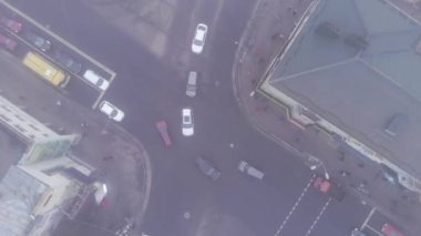 Sisli bir sabahta şehir trafiğinin hava görüntüsü.