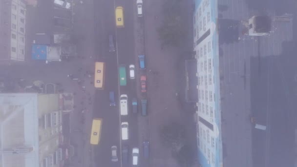 Luchtfoto Van Het Wegverkeer Stad Mistige Ochtend — Stockvideo