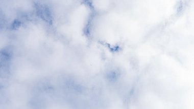 Mavi gökyüzü arka plan üzerinde beyaz kabarık bulutlar  