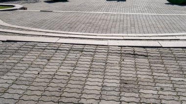 Caddedeki gri desenli kaldırım taşı manzarası 