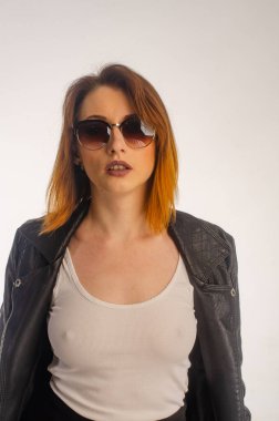 Stüdyoda poz veren güzel bir kadın.. 