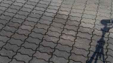 Caddedeki gri desenli kaldırım taşı manzarası 