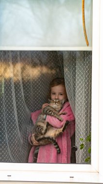 Güvenli Ev Kampanyası 'nda kal. Mutlu bir Avrupalı aile karantinada kendi kendini izole etti. Salgın koronavirüs covid 19 sorumluluk bilinçli karar. Kilitleme temasının arkaplanı