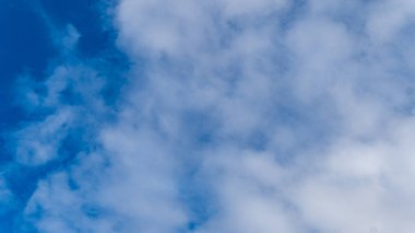 Mavi gökyüzü arka plan üzerinde beyaz kabarık bulutlar  