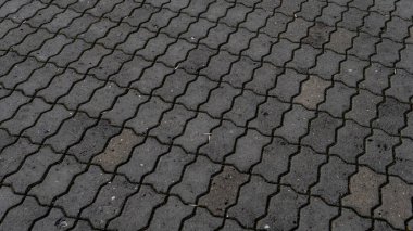 Caddedeki gri desenli kaldırım taşı manzarası 