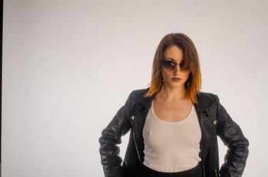 Stüdyoda poz veren güzel bir kadın.. 