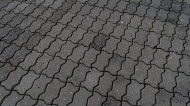 Caddedeki gri desenli kaldırım taşı manzarası 